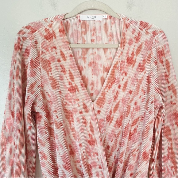 ASTR Cream Pink Textured Long Balloon Sleeve Surplice Bodysuit - Picture 5 of 7